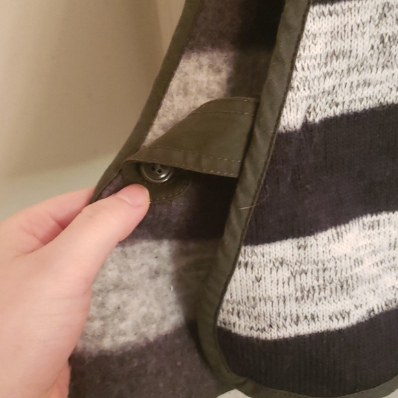 🤯3/$12 Gap Vest Black & White Size M/L - Picture 4 of 5